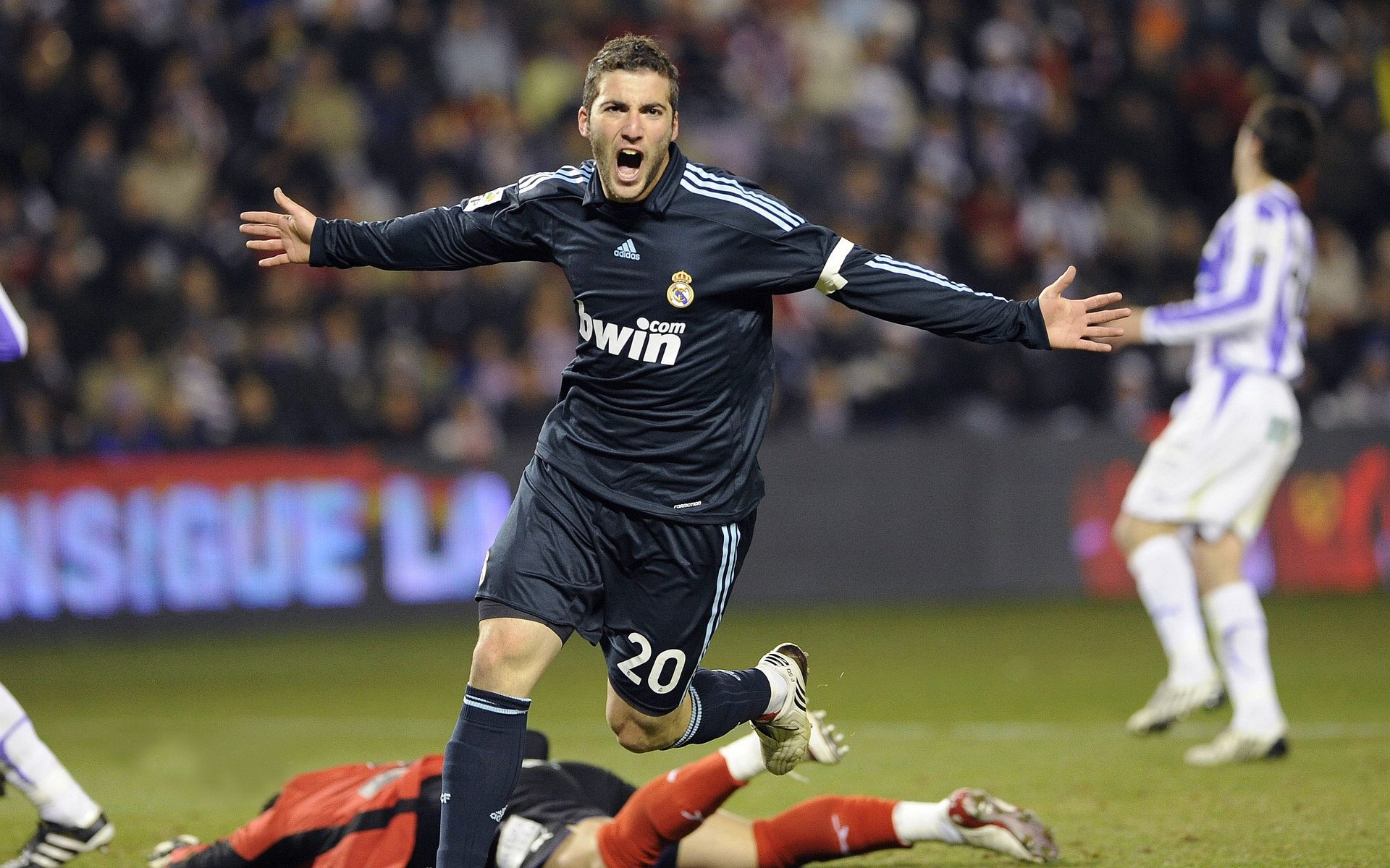 “青少年足球技能大赛引爆现场，涌现多位潜力新秀”，青少年足球技术基础训练图解